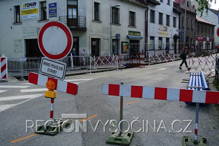 Oprava vodovodu uzavřela havlíčkobrodskou ulici Nádražní