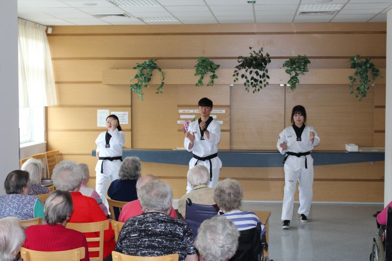 Seniory v Náměšti nad Oslavou navštívili korejští dobrovolníci