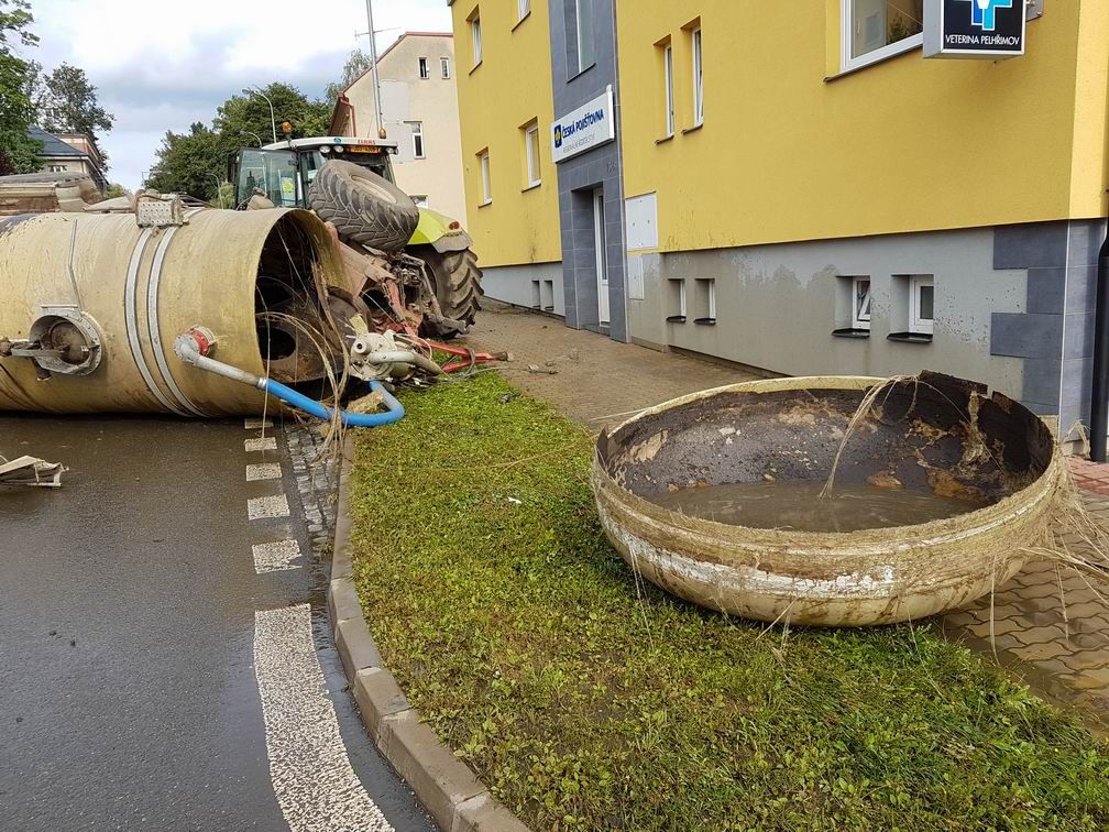Traktorista v centru Pelhřimova převrátil přívěs na silnici