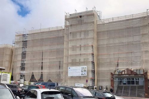 obrázek:Pelhřimov spouští fotovoltaiku na městském úřadu. Rekonstrukce má snížit energetickou náročnost budovy