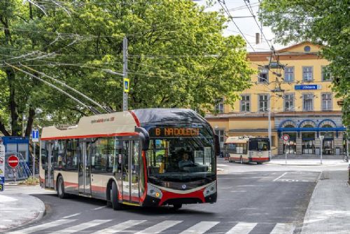 obrázek:Jihlava posouvá přechod u nového terminálu. Trolejbus po zastavení zůstane bez proudu