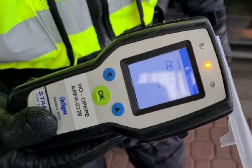obrázek:Motorkář u Štoků vyjel ze silnice I/38 a narazil do propustku. Dechová zkouška ukázala 1,19 promile