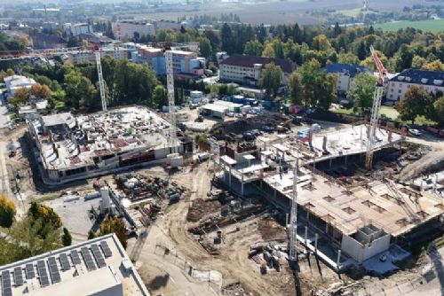 obrázek:U jihlavské nemocnice nakonec vznikne parkovací dům se 704 místy. Kvůli navýšení kapacity se jeho otevření posouvá