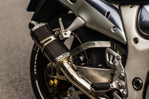 obrázek:Motocyklista bez řidičského oprávnění narazil ve Žďáru do vozu autoškoly. Motorka neměla značky