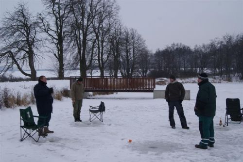 Obrázek - Čáslavický rybník láká rybáře na lov „na dírkách“