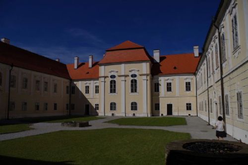 Obrázek - Dvě ženy vystavují vitráže, koláže a fotografie v Nové Říši