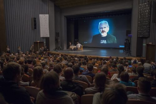 Obrázek - Ji.hlavu virtuálně navštívil Julian Assange i Andrej Babiš