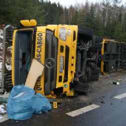 Kamion s mercedesy havaroval na dálnici D1