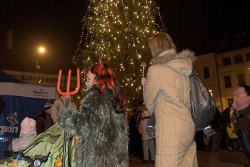 Obrázek - Mikuláš s čertem rozsvítili v Třebíči vánoční strom