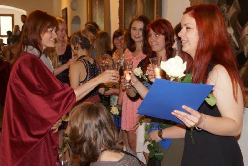 Obrázek - Noví absolventi oboru sociální péče převzali na Roštejně diplomy