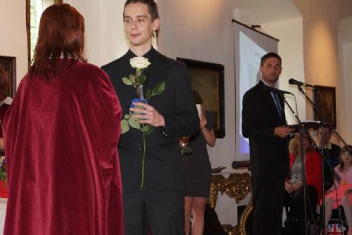Obrázek - Noví absolventi oboru sociální péče převzali na Roštejně diplomy