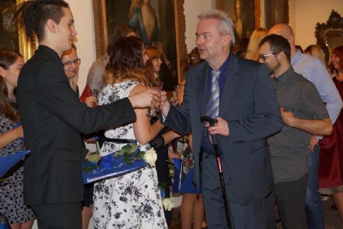Obrázek - Noví absolventi oboru sociální péče převzali na Roštejně diplomy