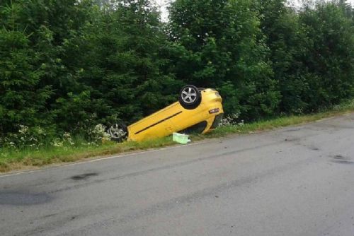 Obrázek - Osobní vůz U Třech Studní po nehodě na střeše