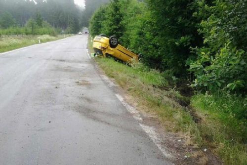 Obrázek - Osobní vůz U Třech Studní po nehodě na střeše