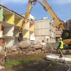 Probíhá demolice ubytovny v areálu Nemocnice Pehlřimov