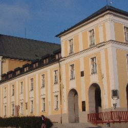 Světoznámý houslový virtuos a operní diva poctí brodské gymnázium