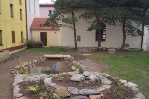 Obrázek - U jaroměřické základní školy vyrostla přírodní zahrada
