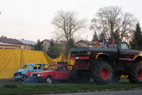 Obrázek - U žďárského stadionu řádily monster trucky