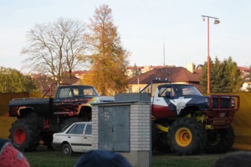Obrázek - U žďárského stadionu řádily monster trucky
