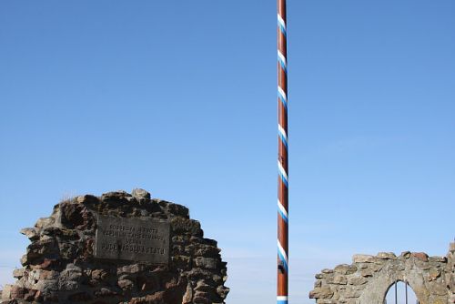 Obrázek - Vlajka Čeňka z Vartemberka plápolá nad hradem