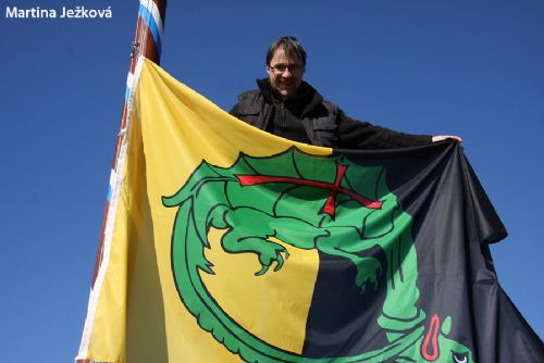 Obrázek - Vlajka Čeňka z Vartemberka plápolá nad hradem