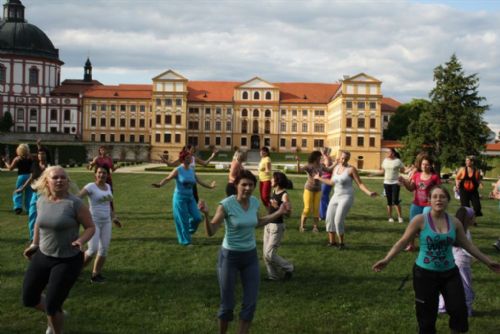 Obrázek - Zumba v jaroměřickém zámeckém parku