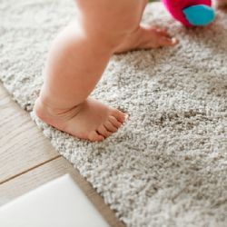 Dětské koberce mají v pokojíčku svoje místo. Zútulní interiér a nabídnou místo pro hraní