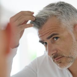 Padání vlasů: Kdy je ještě přirozené a kdy nikoliv?