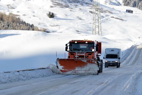 Foto: Ve skladech krajských silničářů bude připraveno 172 tisíc tun posypu. Do terénu vyjede 21 nových sypačů