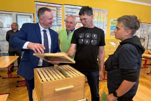 Foto: Hejtman Kraje Vysočina ocenil mladé včelaře na soutěži Zlatá včela