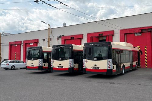 obrázek:Jihlava má tři nové CNG autobusy. Řidič při zavřených dveřích dobíhající cestující nevidí