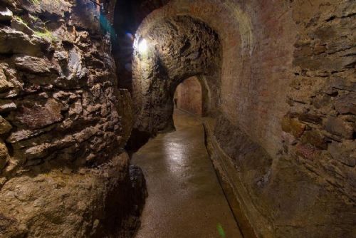 obrázek:Jihlavské podzemí nabízí únik před vedrem. Nové panely přibližují historii města