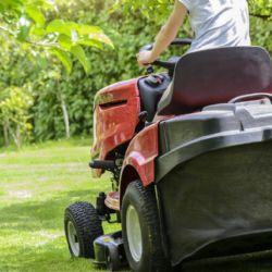 Pelhřimovští dobrovolníci se zdravotním postižením pomáhají se sečením trávníků