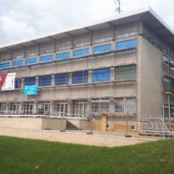 Pokračuje náročná výměna oken na kulturní památce bystřické střední školy