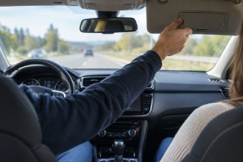 obrázek:Řidič při jízdě manipuloval se sluneční clonou a narazil do dvou odstavených aut. Škoda přes 400 tisíc