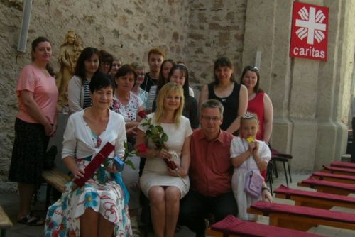 Obrázek - V popředí zleva Dagmar Arnotová a Anna Doleželová s osazenstvem Oblastní charity Havlíčkův Brod