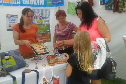 Obrázek - Oblastní charita Havlíčkův Brod vyrazila i s výrobky Petrklíče na Sázavafest do Světlé nad Sázavou. Na snímku je za „pultem“ (zleva) zástupkyně ředitelky organizace Jana Dománková, která právě ukazuje šperky z Petrklíče, společně s vedoucí stacionáře Terezií Veletovou. (Foto: OCH HB/Aneta Slavíková)