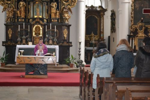 Obrázek - Foto: Vzpomínkové setkání zahájila mše svatá. Poté následovalo neformální posezení s týmem Domácí hospicové péče.