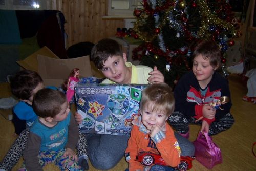 Obrázek - Děti z Charitního domova v Havlíčkově Brodě měly z dárků obrovskou radost, foto: archiv OCH HB