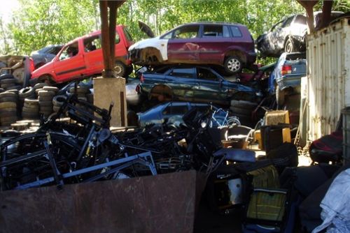 Foto: Za skladování autovraků pokuta přes 160 tisíc korun