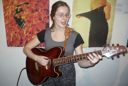 Obrázek - Kristina Lutnerová  svoji hrou na kytaru a zpěvem obohatila vernisáž