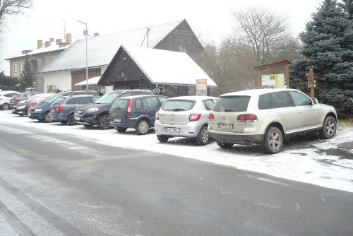 Obrázek - Před kulturním domem byl boj o zaparkování