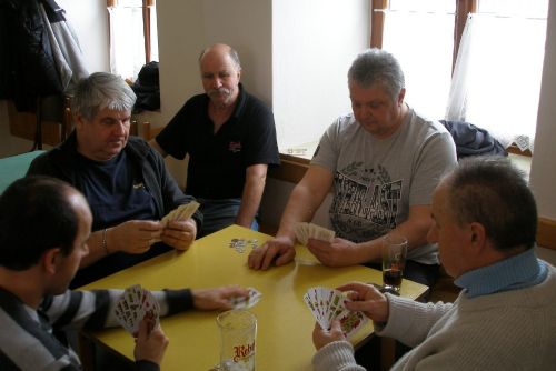 Obrázek - Domácí pán  z místní hospůdky Josef Henzl  sleduje hru 