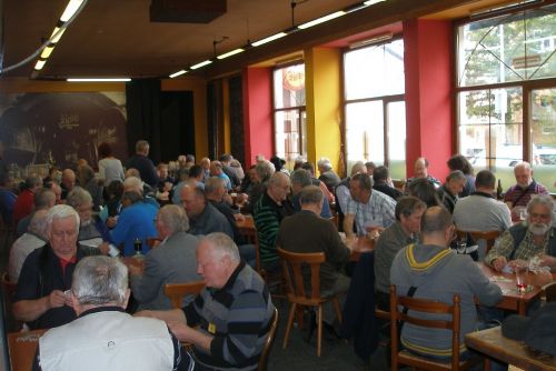 Obrázek - Bowling klub na Pražské hostil 72  hráčů mariáše