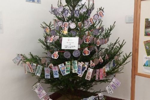 Obrázek - Originální vánoční stromeček s názvem Finanční stromeček aneb jak šel čas…