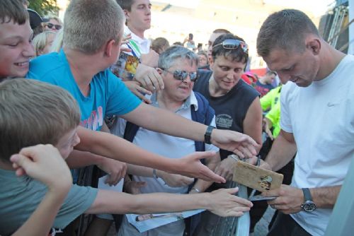 Obrázek - Zlatý olympionik rozdává autogramy