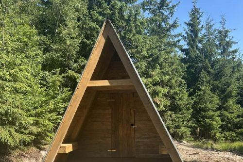 obrázek:U Sněžného přibyla nouzová útulna. Lesy ČR ji postavily pod Bohdalcem