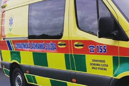 obrázek:V Jihlavě se řidiči udělalo špatně, vyjel na chodník a poškodil dopravní značku