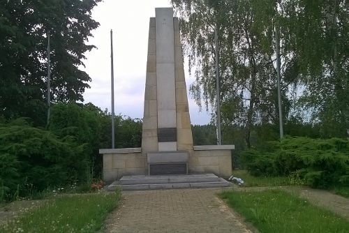 Obrázek - Komunisté postavili partyzánům pompézní pomník. Po revoluci chátrá