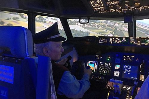 Foto: Senioři z Onšova si vyzkoušeli pilotování Boeingu